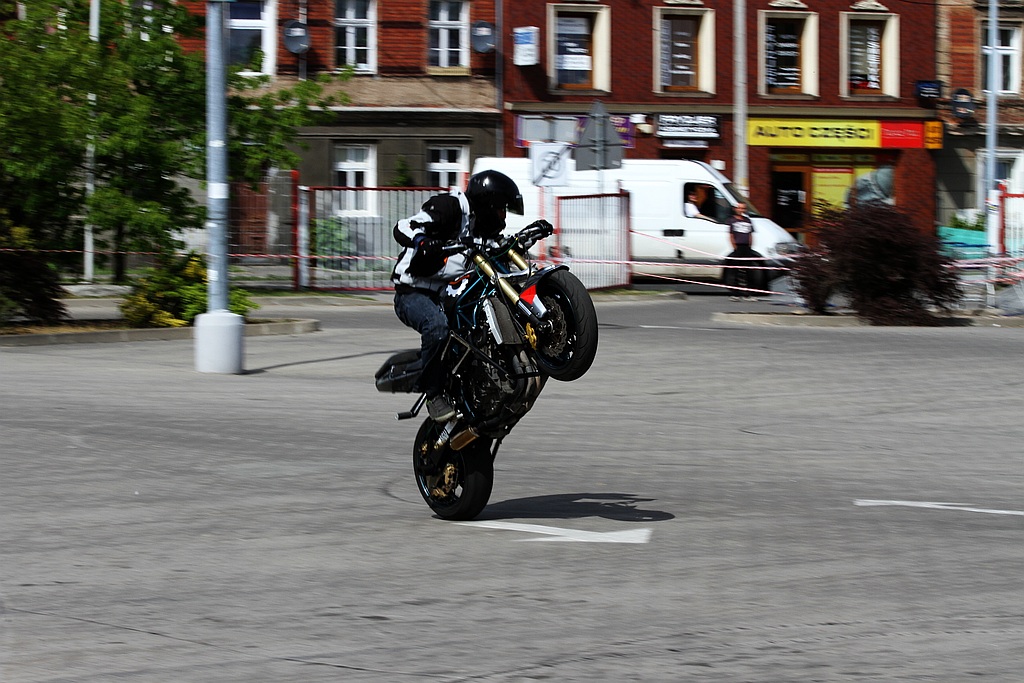 Pokaz stuntu motocyklowego po Realem