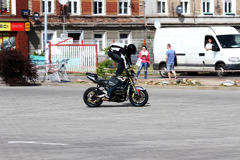 Pokaz stuntu motocyklowego po Realem