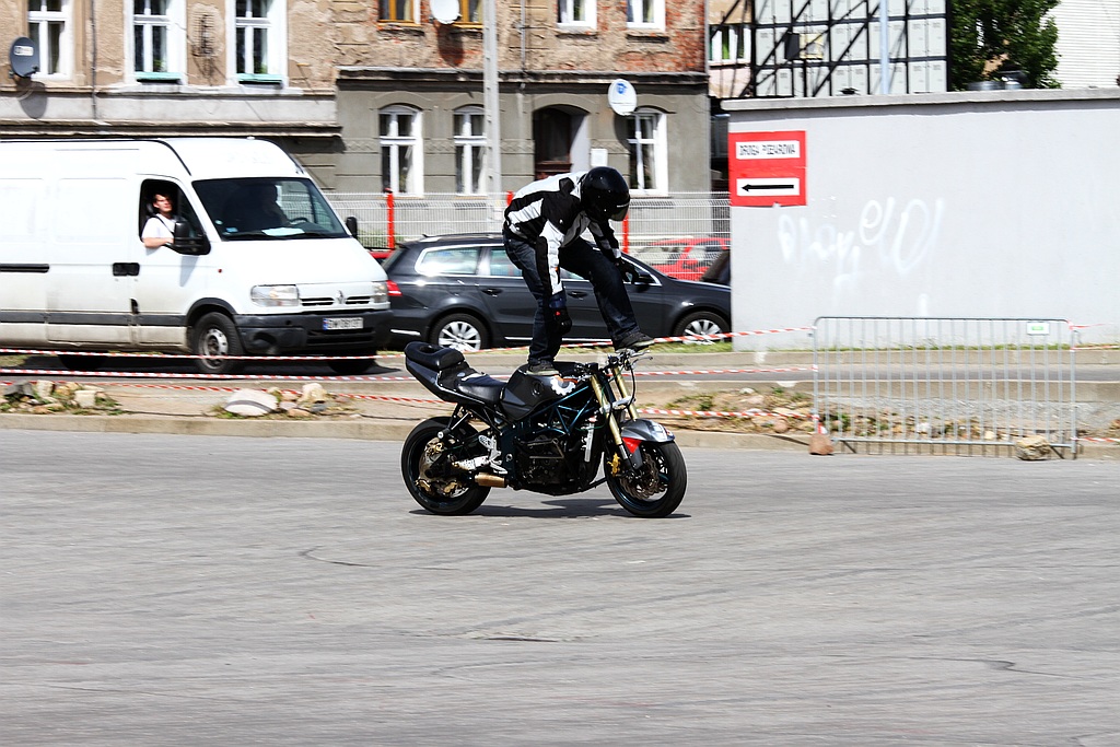 Pokaz stuntu motocyklowego po Realem