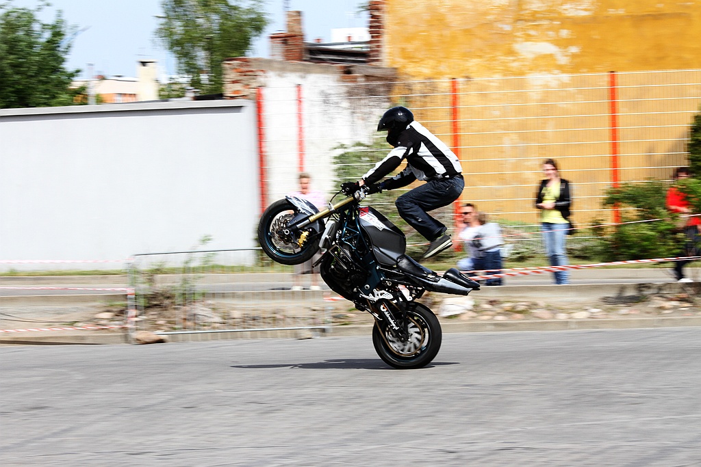 Pokaz stuntu motocyklowego po Realem