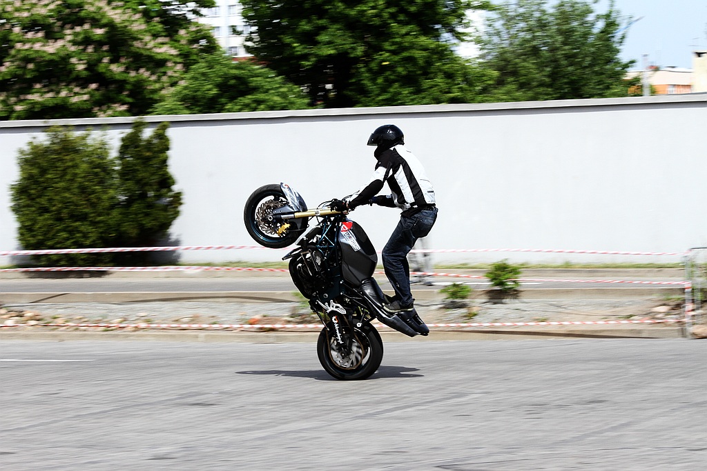 Pokaz stuntu motocyklowego po Realem