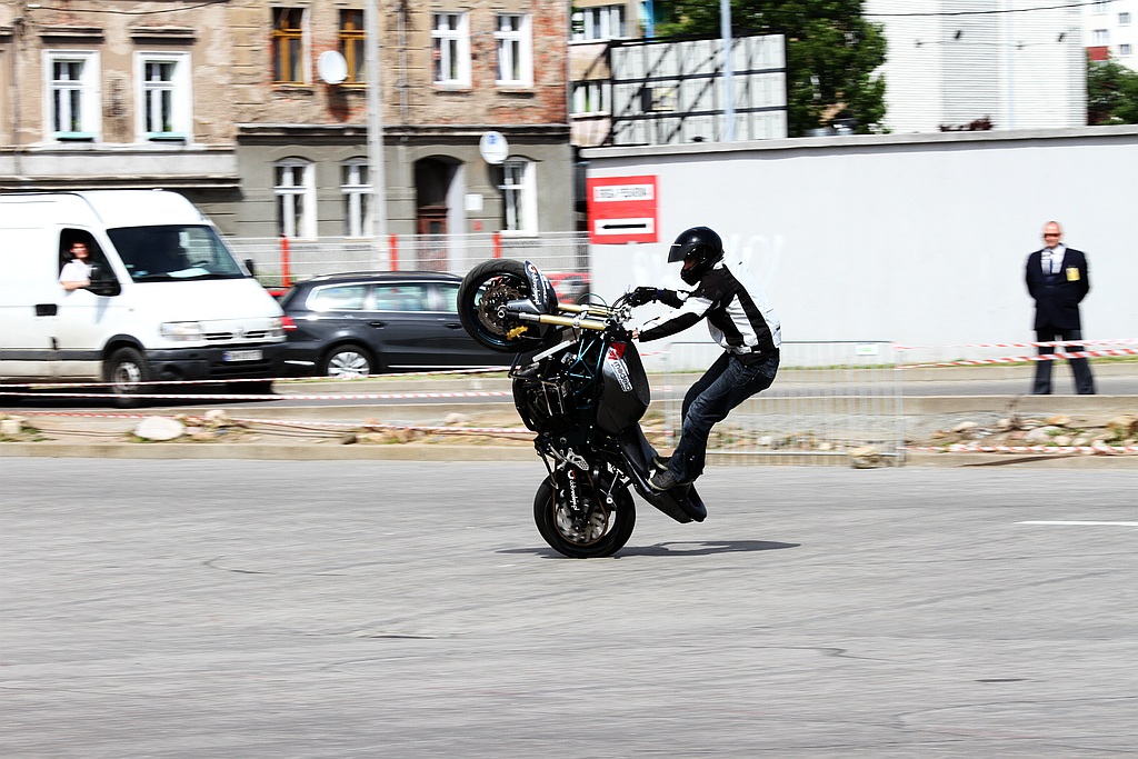 Pokaz stuntu motocyklowego po Realem