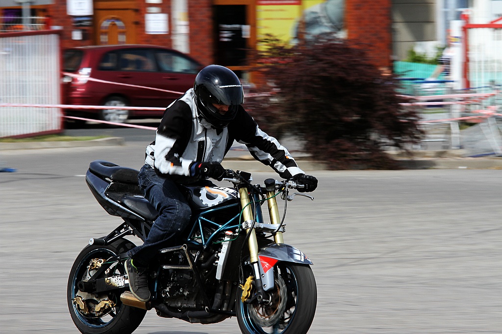 Pokaz stuntu motocyklowego po Realem