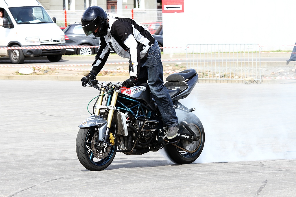 Pokaz stuntu motocyklowego po Realem