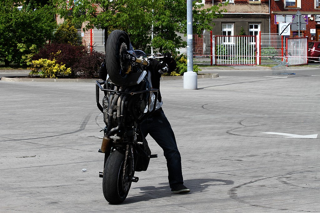 Pokaz stuntu motocyklowego po Realem