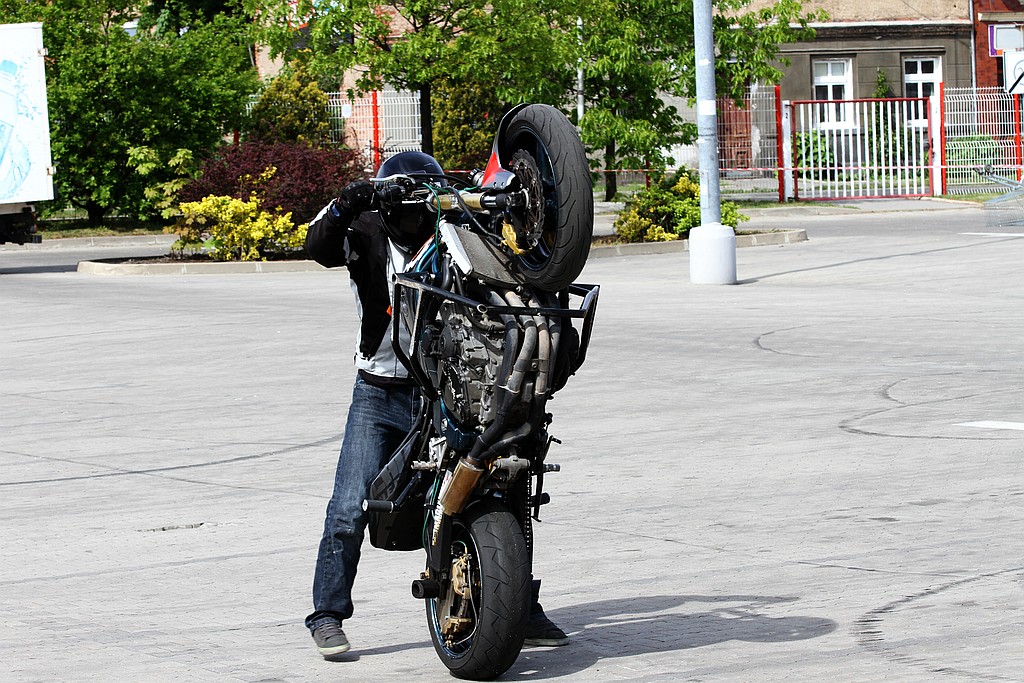 Pokaz stuntu motocyklowego po Realem