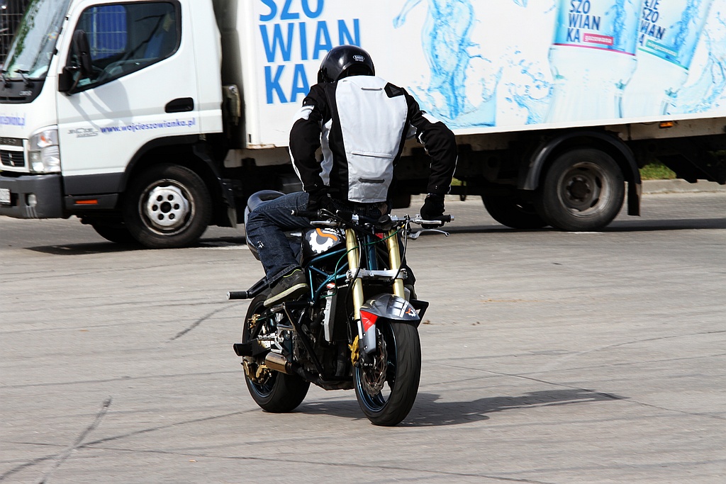 Pokaz stuntu motocyklowego po Realem