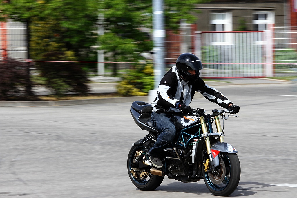 Pokaz stuntu motocyklowego po Realem