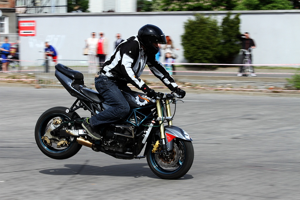 Pokaz stuntu motocyklowego po Realem