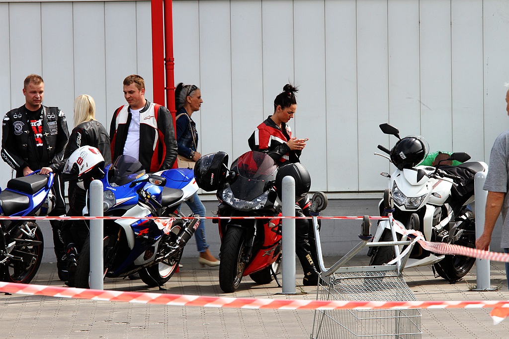 Pokaz stuntu motocyklowego po Realem