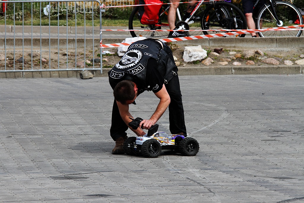 Pokaz stuntu motocyklowego po Realem