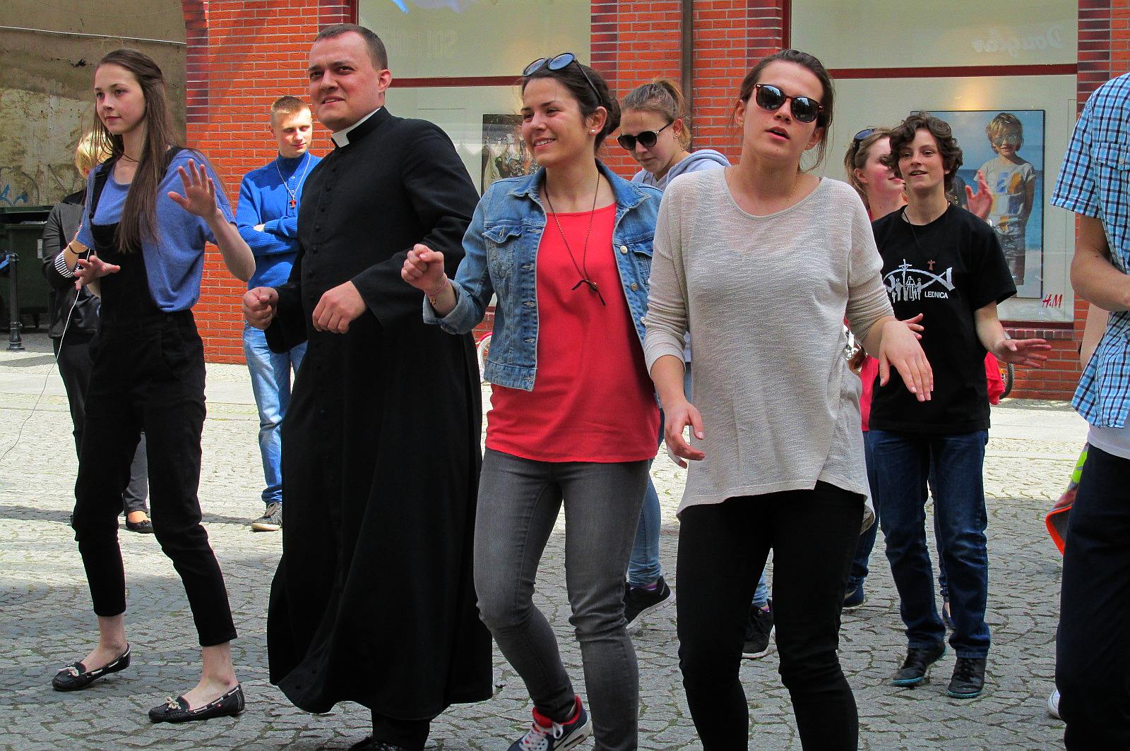 Legnicka młodzież zatańczyła dla Jana Pawła II