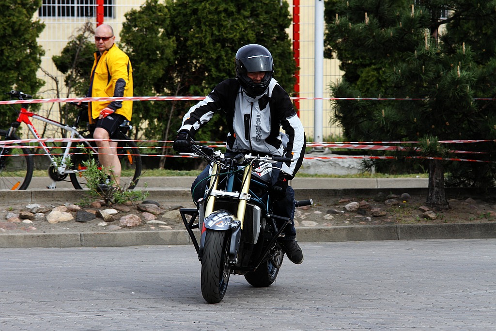 Pokaz stuntu motocyklowego po Realem