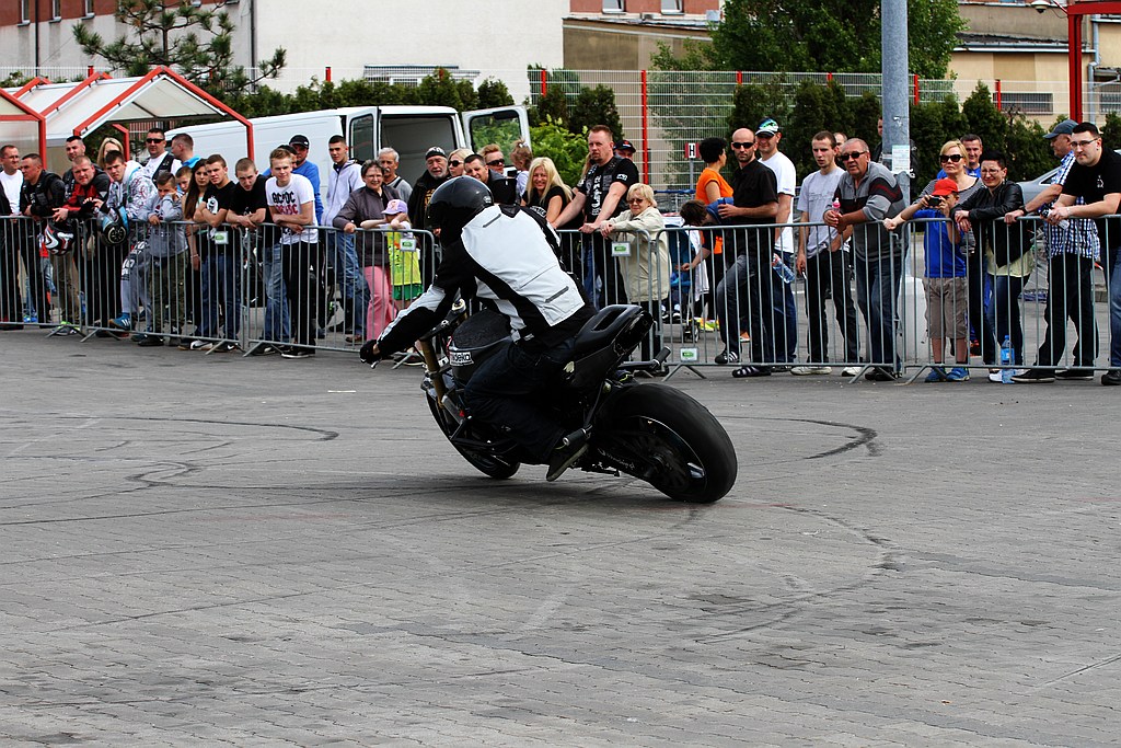 Pokaz stuntu motocyklowego po Realem