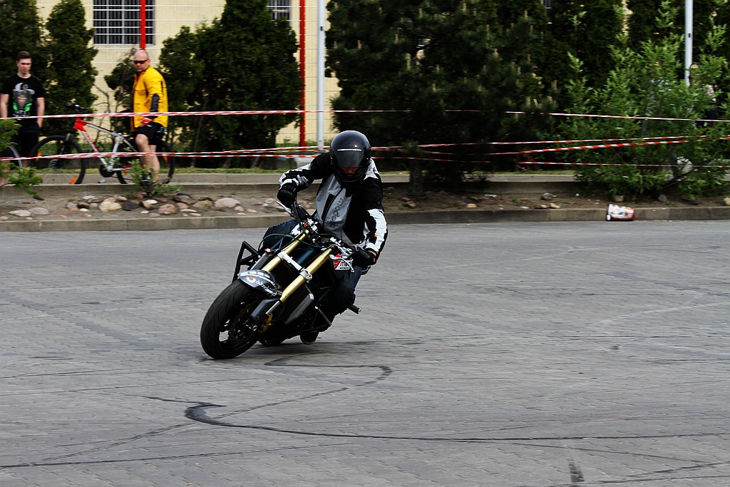 Pokaz stuntu motocyklowego po Realem