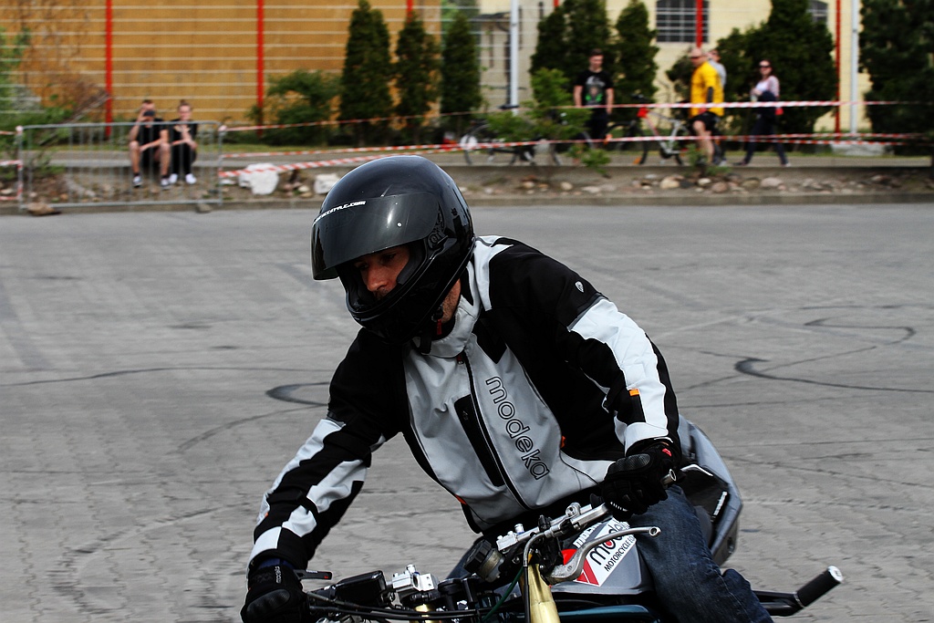 Pokaz stuntu motocyklowego po Realem