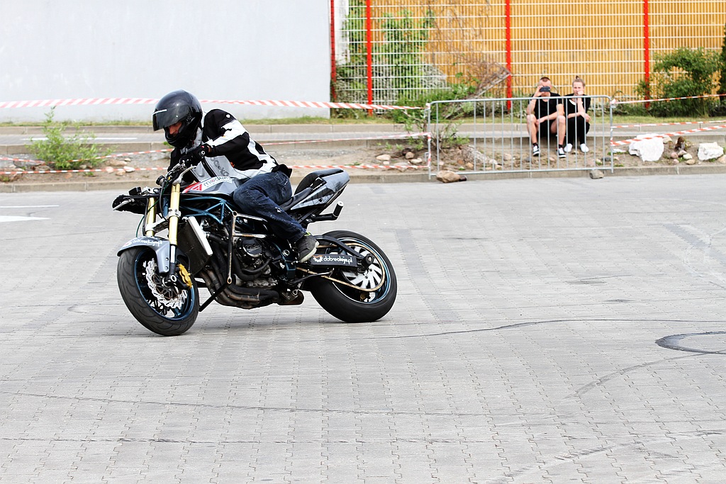 Pokaz stuntu motocyklowego po Realem