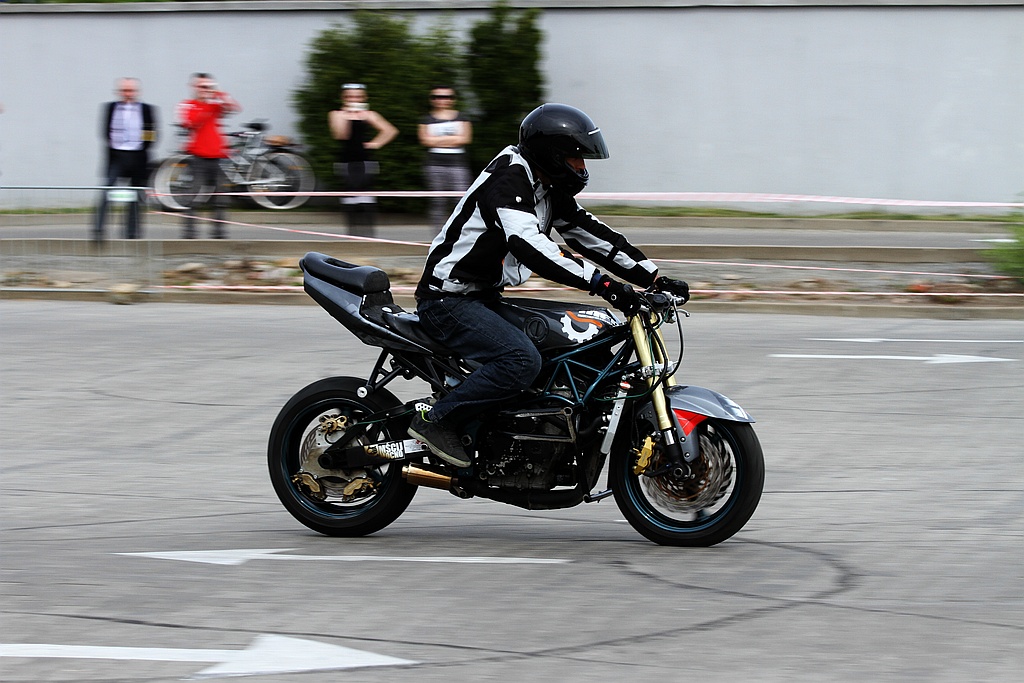 Pokaz stuntu motocyklowego po Realem