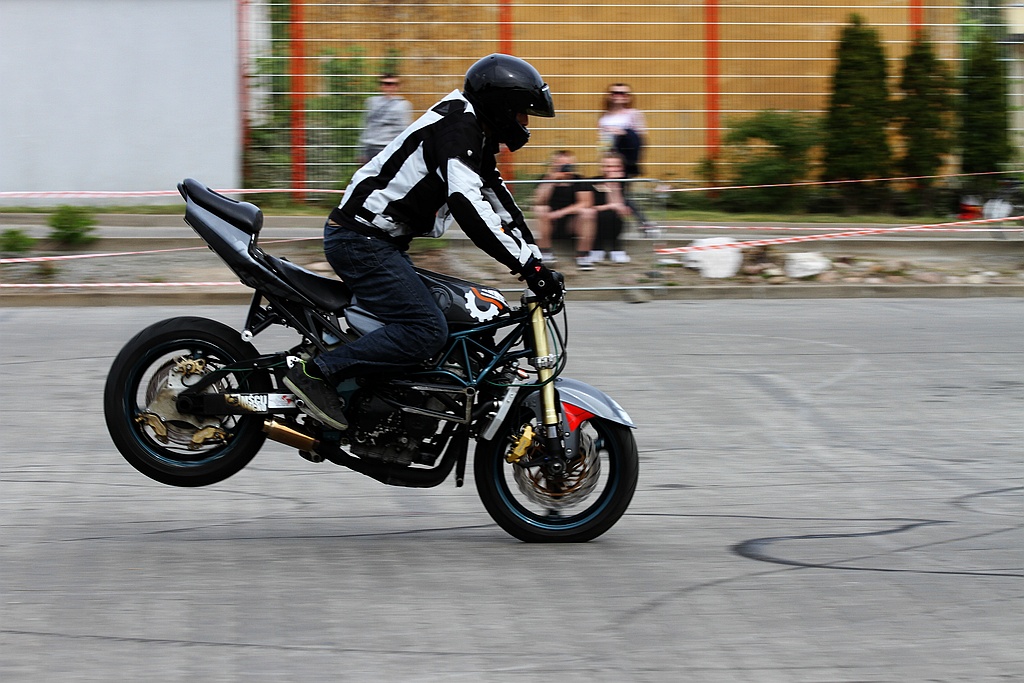 Pokaz stuntu motocyklowego po Realem