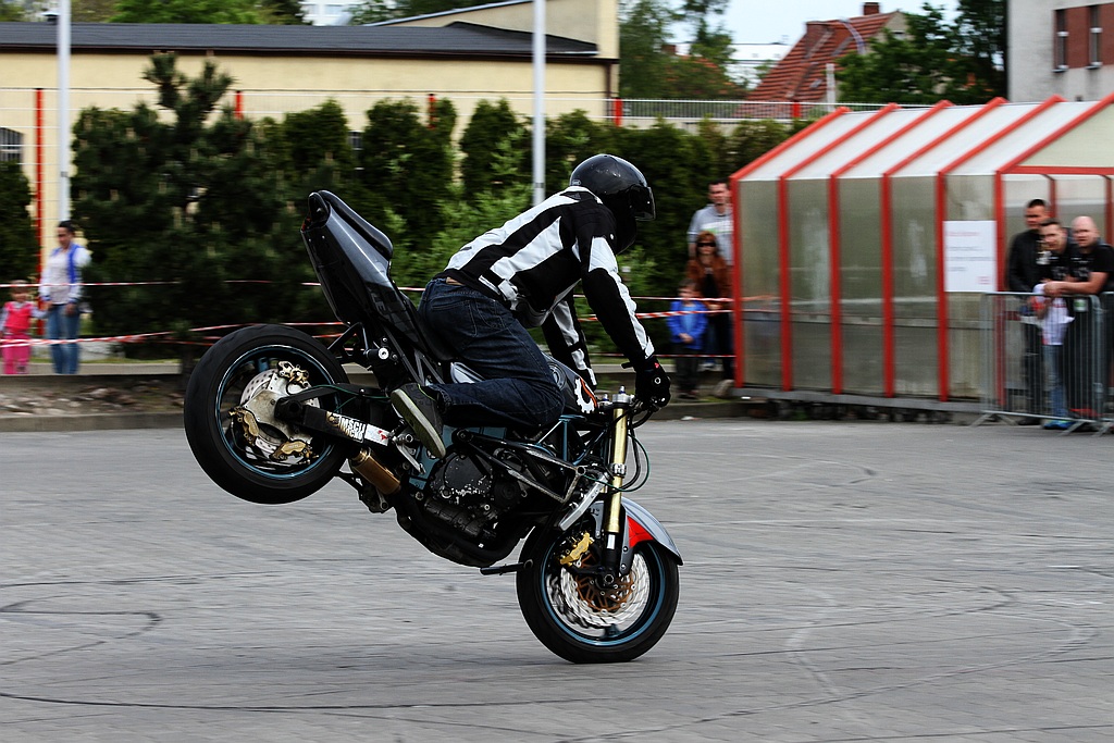 Pokaz stuntu motocyklowego po Realem