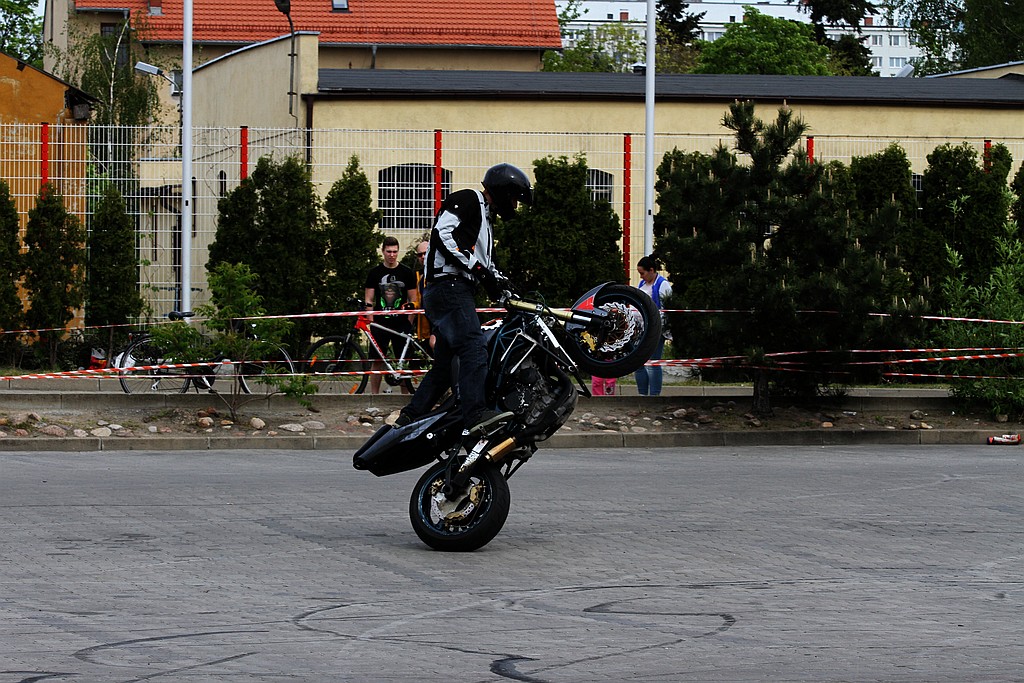Pokaz stuntu motocyklowego po Realem