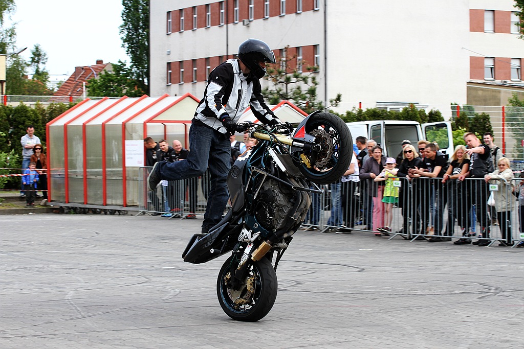 Pokaz stuntu motocyklowego po Realem
