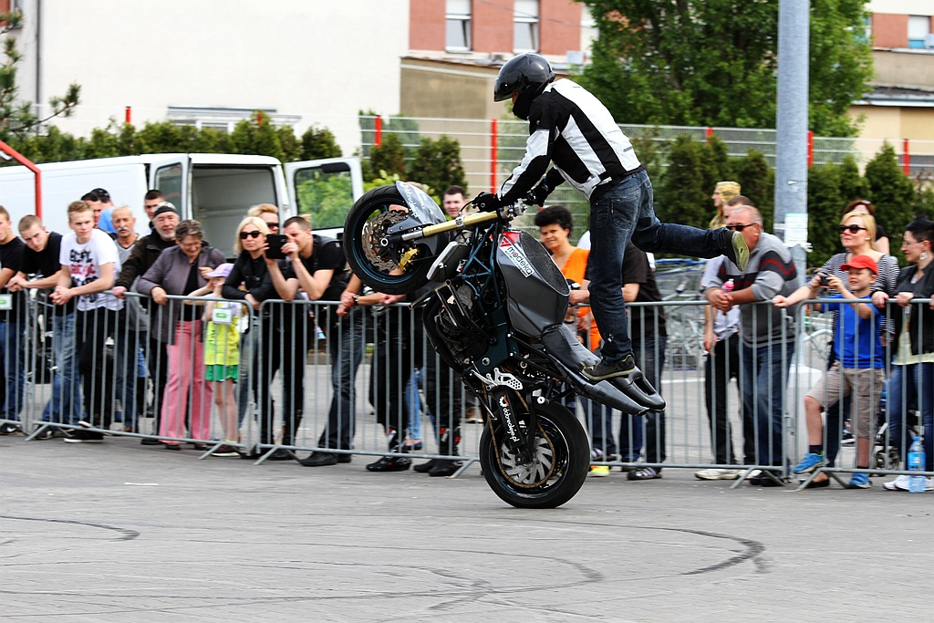 Pokaz stuntu motocyklowego po Realem