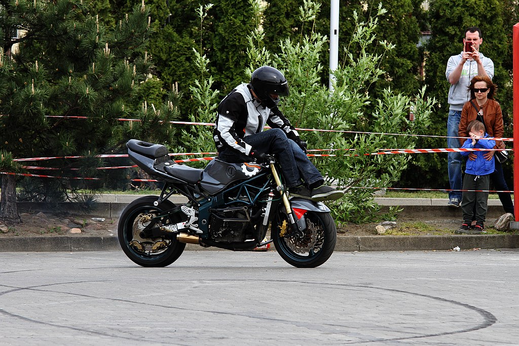 Pokaz stuntu motocyklowego po Realem