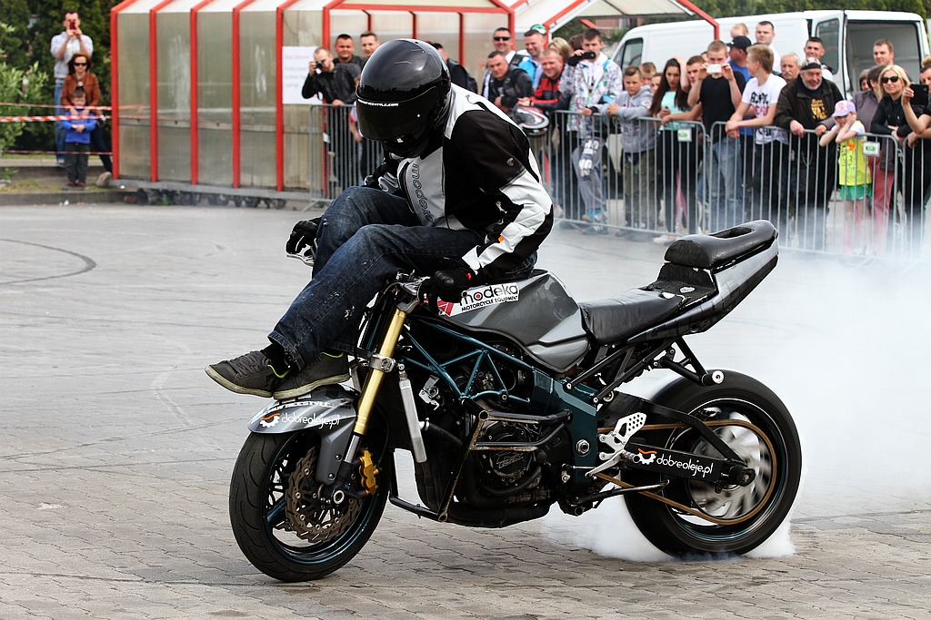 Pokaz stuntu motocyklowego po Realem