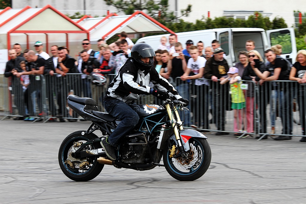 Pokaz stuntu motocyklowego po Realem