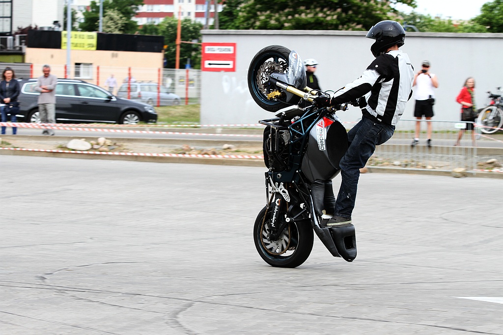 Pokaz stuntu motocyklowego po Realem