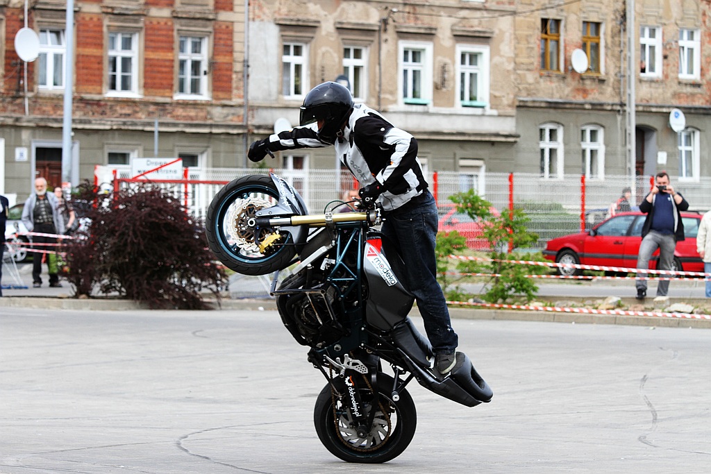 Pokaz stuntu motocyklowego po Realem