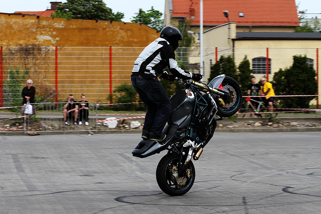 Pokaz stuntu motocyklowego po Realem