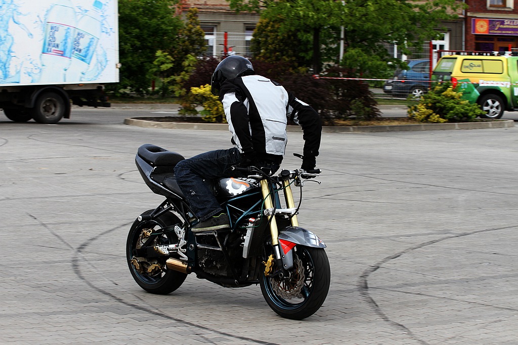 Pokaz stuntu motocyklowego po Realem