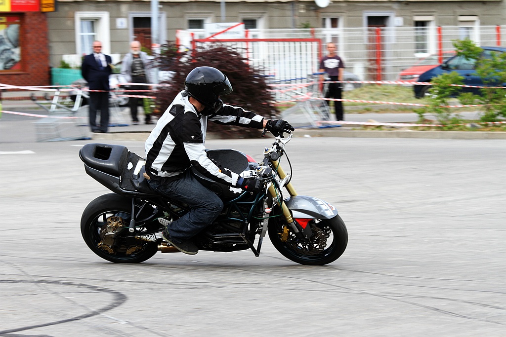 Pokaz stuntu motocyklowego po Realem