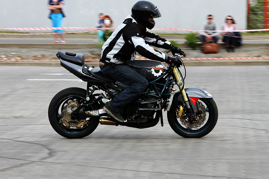 Pokaz stuntu motocyklowego po Realem