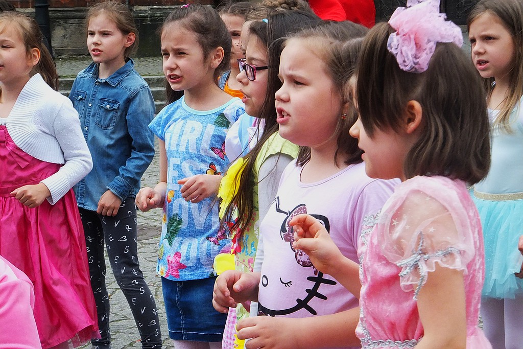 Śpiewem i tańcem oznajmiają nadejście Legnicy Cantat