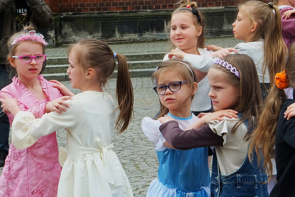 Śpiewem i tańcem oznajmiają nadejście Legnicy Cantat