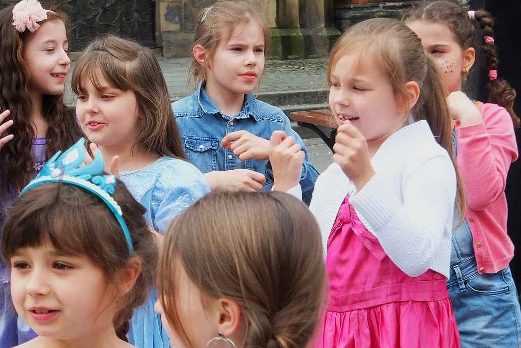 Śpiewem i tańcem oznajmiają nadejście Legnicy Cantat