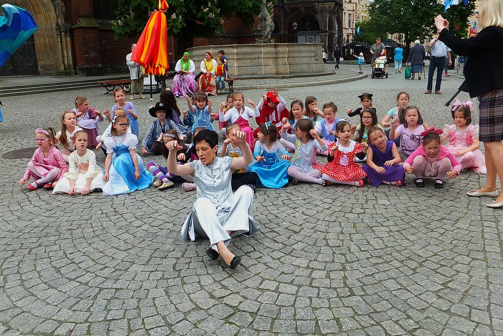 Śpiewem i tańcem oznajmiają nadejście Legnicy Cantat