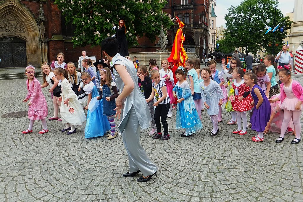 Śpiewem i tańcem oznajmiają nadejście Legnicy Cantat