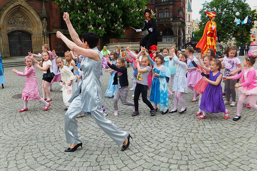 Śpiewem i tańcem oznajmiają nadejście Legnicy Cantat