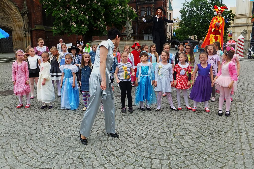 Śpiewem i tańcem oznajmiają nadejście Legnicy Cantat