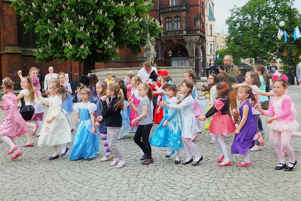 Śpiewem i tańcem oznajmiają nadejście Legnicy Cantat