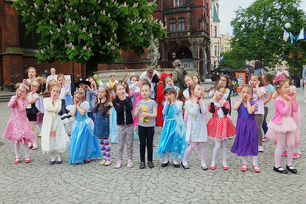 Śpiewem i tańcem oznajmiają nadejście Legnicy Cantat