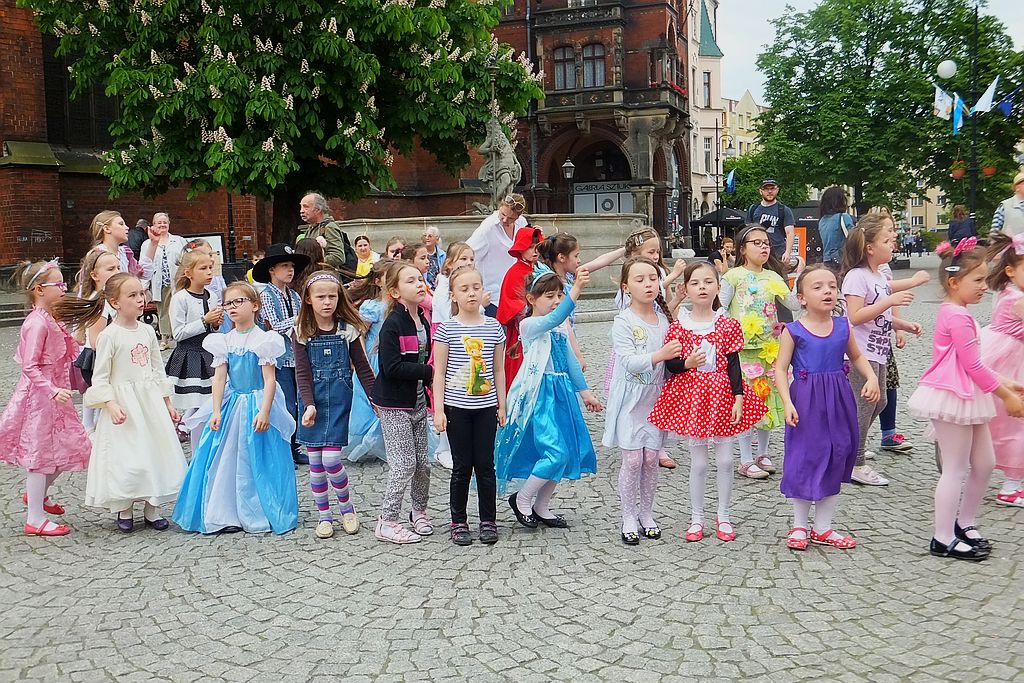 Śpiewem i tańcem oznajmiają nadejście Legnicy Cantat