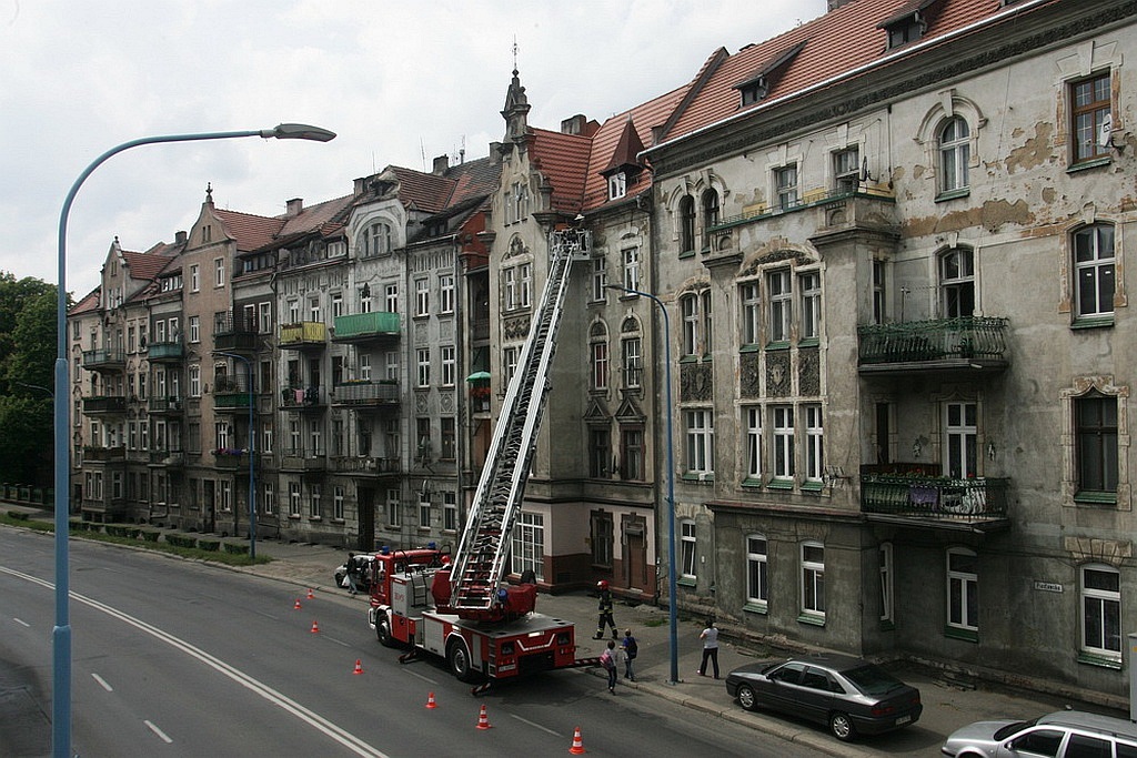 Rój pszczół na kamienicy przy Piastowskiej