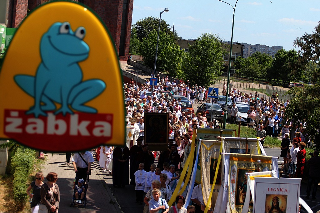 Tysiące legniczan przeszło w procesjach
