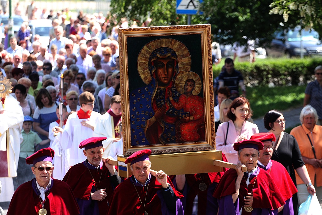 Tysiące legniczan przeszło w procesjach
