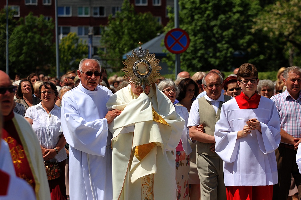 Tysiące legniczan przeszło w procesjach
